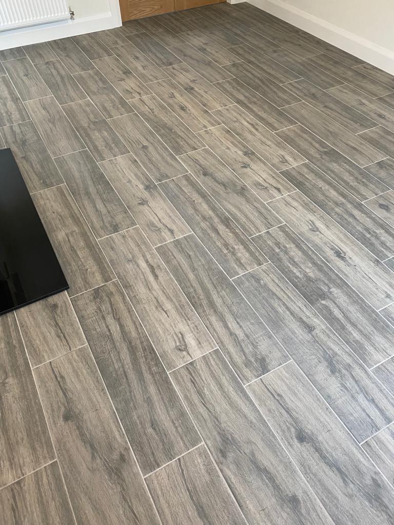 Lounge tiled in WILLOW Gris – McCartney Tiles